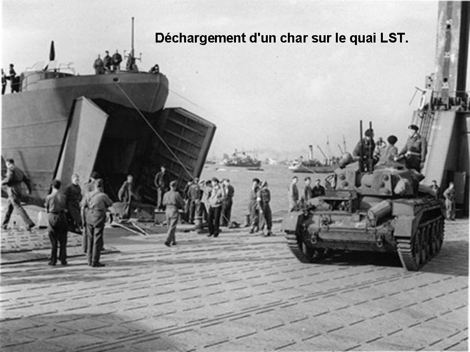 D&eacute;chargement d'un char sur le port artificiel d'Arromanches