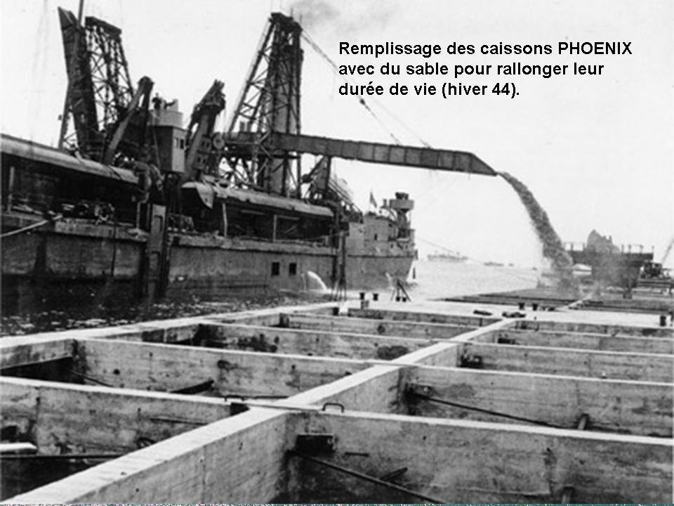 Remplissage des caissons Phenix pour le port artificiel pour le d&eacute;barquement construit par les alli&eacute;s pendant la seconde guerre mondiale