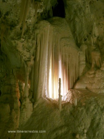 visite de la grotte de Frasassi cascade de stalactites