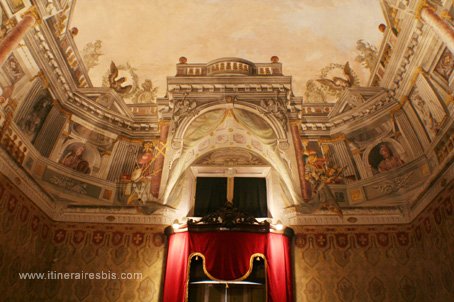 Visite de la ville de Fermo la mairie plafond de la salle du conseil