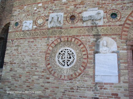 Visite de l'Abbaye de Pomposa détail de la façade