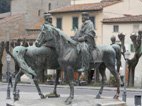 Visiter la ville de Fiesole statues équestre la rencontre de Teano