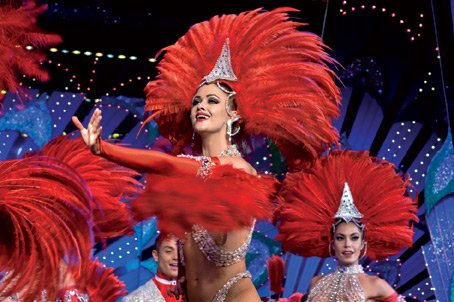 Les danseuses du moulin rouge et sa meneuse de revue