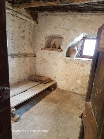 Une des cellules de moine dans le couvent de Saint François à Monteluco