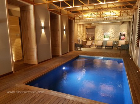 Hôtel les Glycines la piscine intérieure