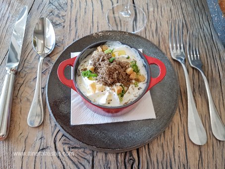 Restaurant le Bistrot Oeuf bio en cocotte girolles jambon noir de Bigorre et truffes d'été