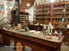 Visite de Rochefort le musée des commerces d'autrefois la pharmacie