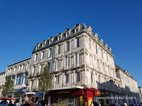 Visite de Rochefort bâtiment de la ville le long du marché