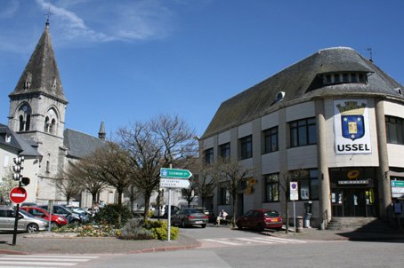 Visite de la ville de Ussel paysages de pins Douglas