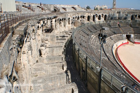 Les Arènes de Nîmes vue sur le coté