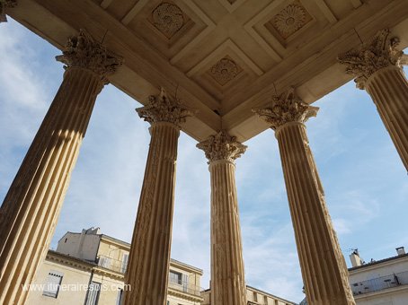 Nîmes les colonnes de la maison carrée