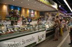 Marché de Nîmes étalage de fromages et olives