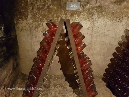 Visite de Saint Emilion le vin effervescent du Cloître des Cordeliers