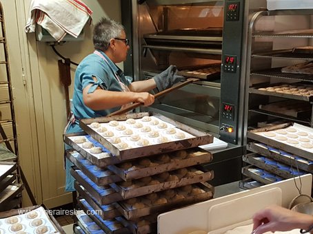 On enfourne les Macarons de Saint Emilion