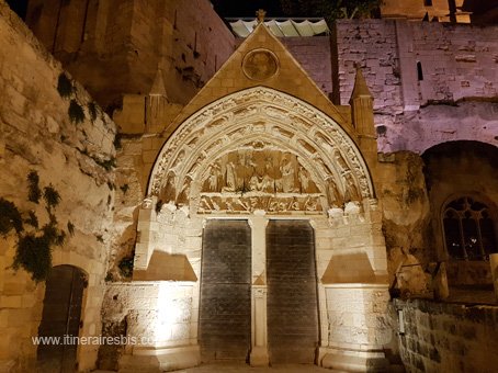 Visite de Saint Emilion Le portail de l'église monolithe de Saint Emilion