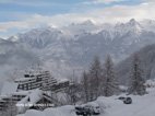 Visiter Puy St Vincent batiment la voile sous la neige