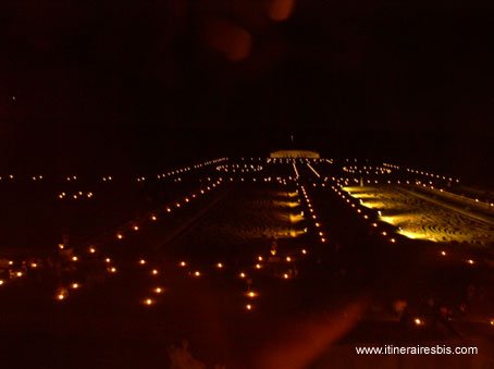 Le Château de Vaux le vicomte les jardins illuminés avec des chandelles