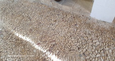 Château de Castelnaud le sol pavé de morceaux de pierres