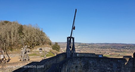 Château de Castelnaud le chemin de ronde et un trébuchet