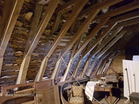 Le Château de Puymartin le grenier et le toit en lauze
