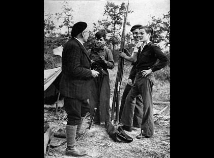 Grotte de Lascaux Marcel Ravidat, Georges Agniel, Simon Coencas et Jacques Marsal, les inventeurs de la grotte de Lascaux avec bien évidement le chien Robot