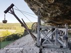 Visite des grottes troglodytiques de La Roque Saint Christophe machine de levage