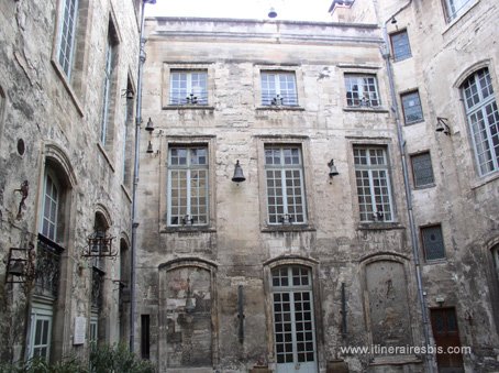Visit Town of Avignon photograph of the main courtyard of the Palate of Roure