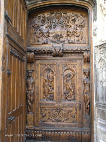 Visit Town of Avignon photograph door of St Pierre'church in Avignon