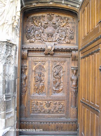 Visit Town of Avignon photograph door of St Pierre'church in Avignon