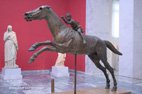 Visite d'Athènes musée archéologique jockey en bronze