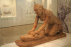 Visite d'Athènes musée archéologique statue de femme moulant des céréales