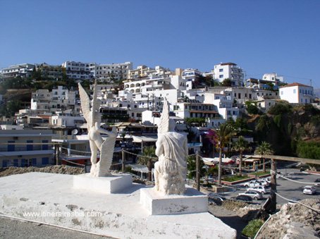 Visiter Agia Galini les statues représentants Dédale et Icare
