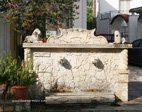 Visiter Zaros rue du village une des fontaines