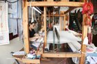 Visiter Zaros rue du village l'atelier de tissage
