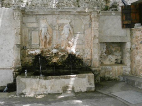 Visite de Zaros le monastère Agios antonios la fontaine représentant Adam et Eve