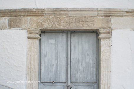 Visite de Zaros porte ouvragée