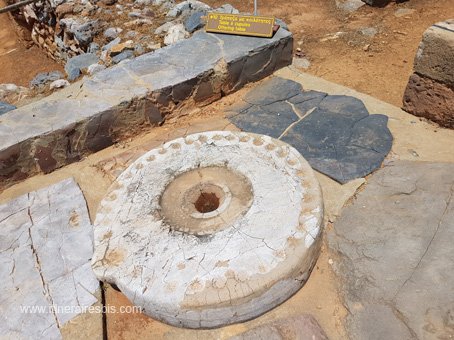 Site archéologique de Malia table à offrandes