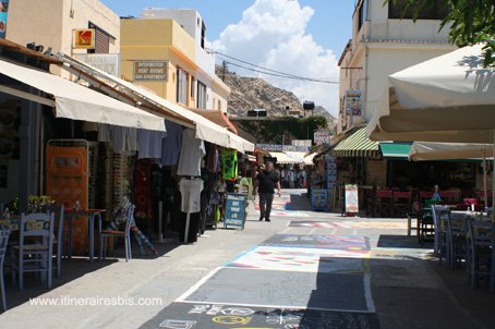 Rue au sol peint de Matala