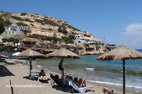 la plage sous les parasols à Matala