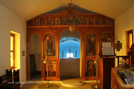 Randonnée sur le site de Polyrinia une petite chapelle