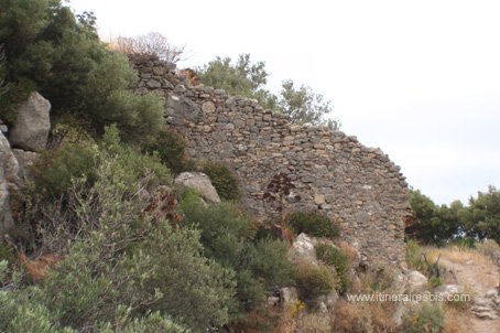 Randonnée sur le site de Polyrinia anciennes mur d'enceinte de la ville