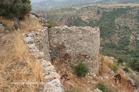 Randonnée sur le site de Polyrinia anciennes mur d'enceinte de la ville