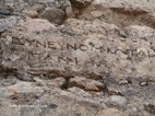 Site archéologique de Polyrinia inscription sur les pierres
