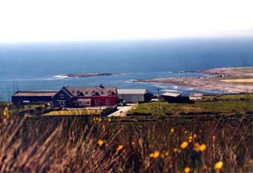 Guest House Doonagore à Doolin la maison et derrière la mer