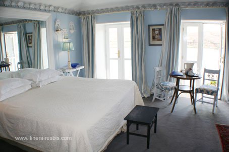 The Quay Hous Guest House &agrave; Clifden une des chambres avec vue sur le petit port