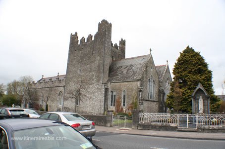 Visite du village de Adare l'église de la Sainte Trinité