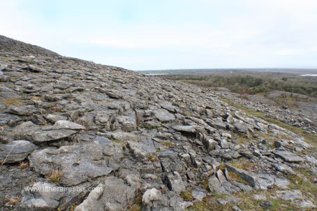 Randonnée dans le parc de Burren paysage vallonné de pierres