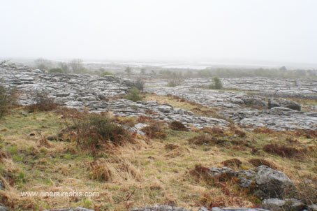 Randonnée dans le parc de Burren paysage de pierres sous une pluie fine