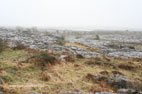 Randonnée dans le parc du Burren paysage sous une pluie fine