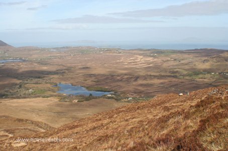 Randonnée dans le parc national du connemara superbe vue sur la lande